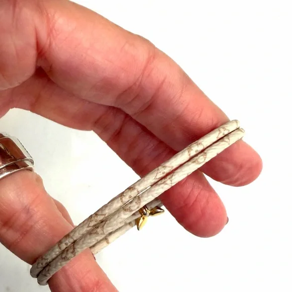 Louis Vuitton Cream Leather Double-Wrap Bracelet with Gold LV Charm - Picture 2 of 6